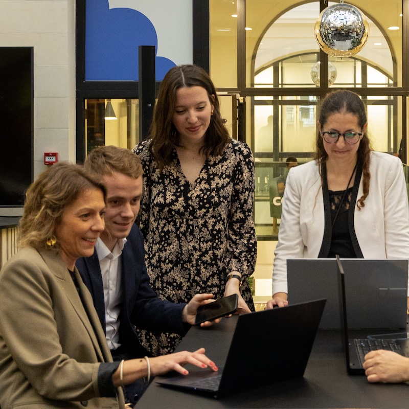 Holding Reprise Comet Expertise Equipe